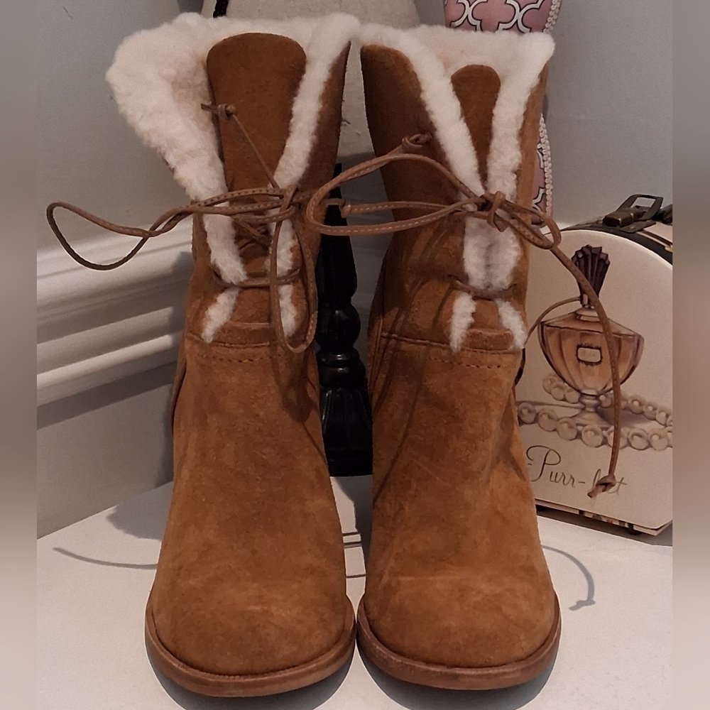 UGG Tan Suede Ankle Heeled Boot With Cream Lining Sz 9M Like New